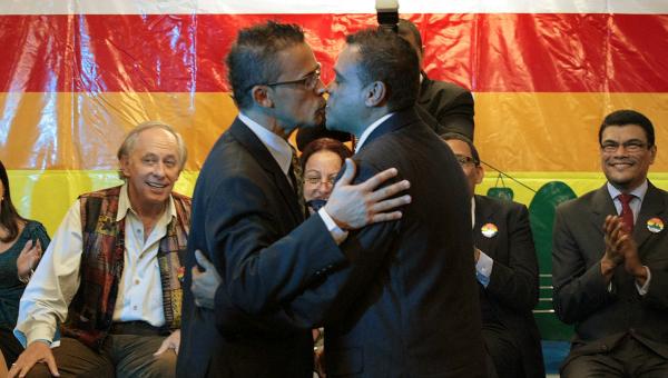 matrimonio-homosexuales-gay-pareja-600beso-afp