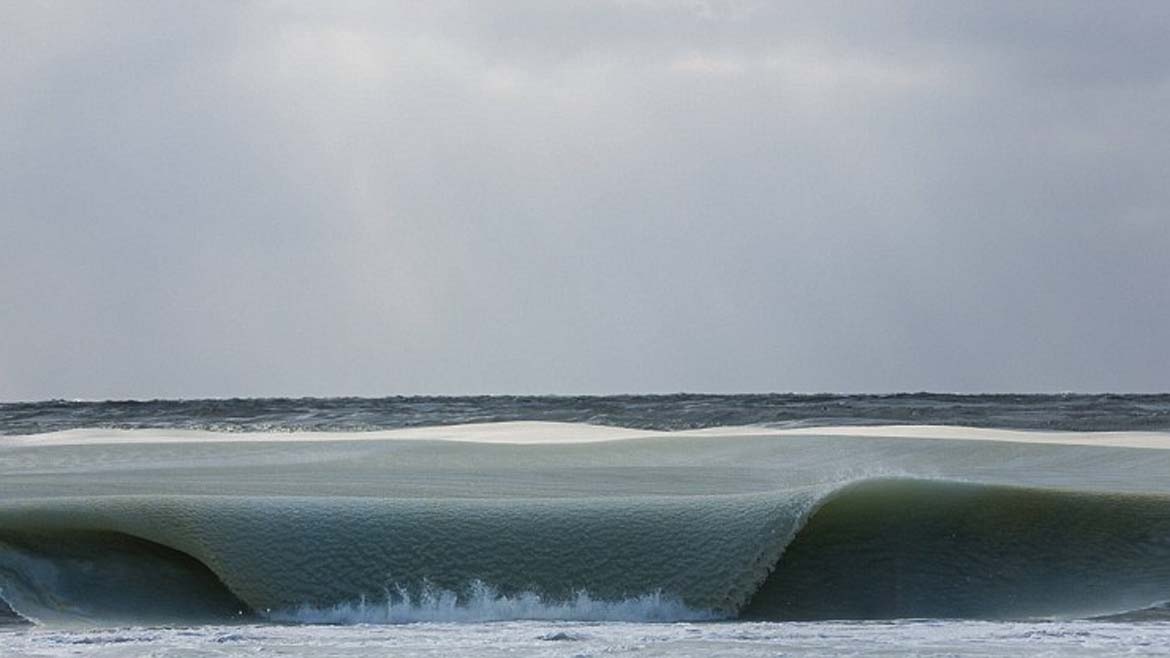 Bajas temperaturas forman olas congeladas en EEUU (Fotos)