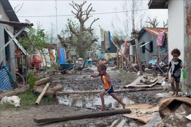 Agencia EFE - Imagen facilitada por Unicef Pacífico que muestra a un residente sacando los escombros de su casa después de que el ciclón Pam golpeala la isla de Vanuatu, Pacífico Sur. EFE