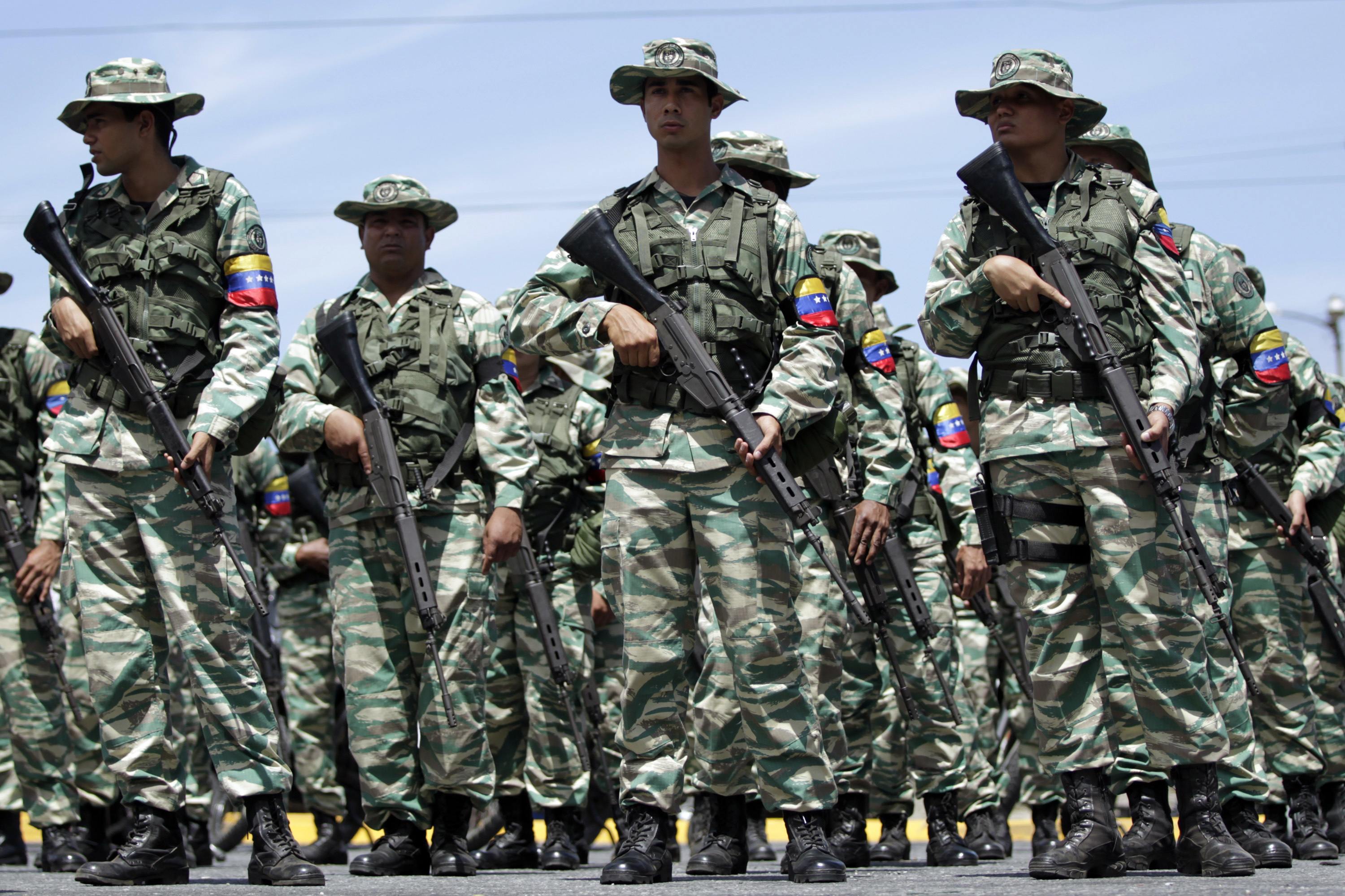 Gobierno venezolano muestra sus músculos ejercitando anfibios chinos y misiles rusos (Fotos)