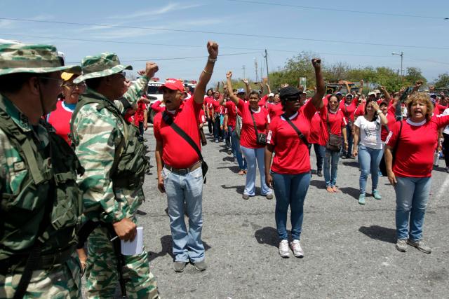 Supporters of Venezuela's President Nicolas Maduro take part in  a defensive military exercise in conjunction with the general public in La Guaira