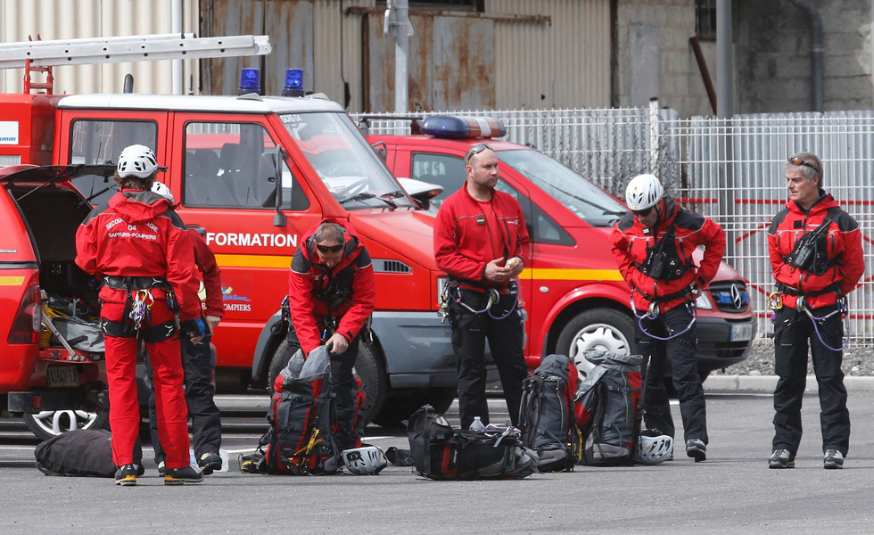 Helicópteros localizan restos de fuselaje del avión de Germanwings y algunos cuerpos