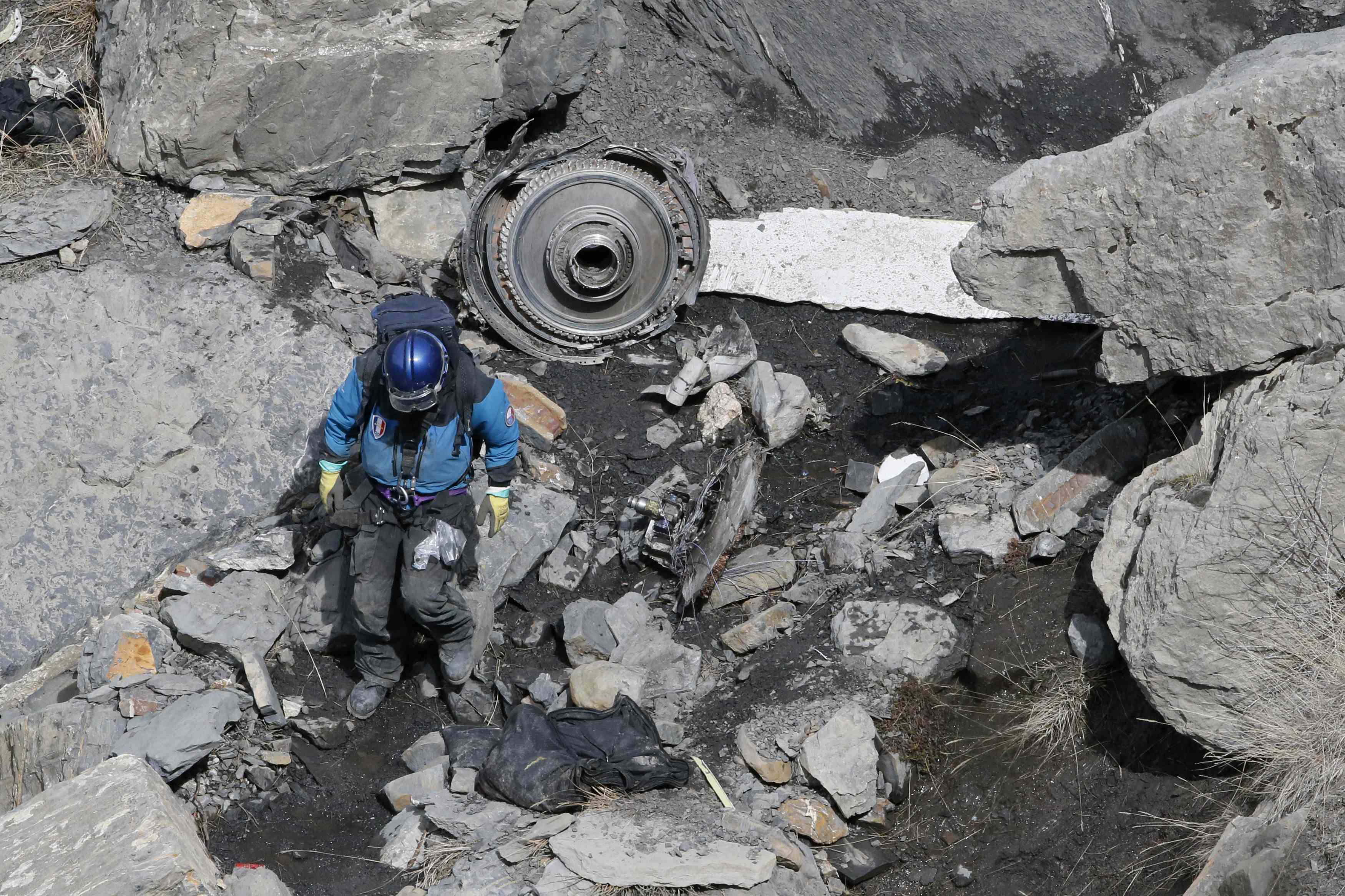 El mal tiempo obliga a acceder a la zona del A320 por vía terrestre