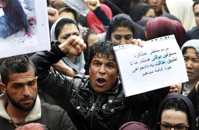 Afganos gritan durante una protesta contra el linchamiento la semana pasada de una mujer que supuestamente había quemado una copia del Corán frente al Tribunal Supremo en Kabul (Afganistán) hoy, martes 24 de marzo de 2015. Cientos de personas recorrieron por segundo día consecutivo las calles de la capital afgana para pedir justicia en el caso de Farjonda, una joven de 27 años que fue golpeada hasta la muerte por una turba que luego quemó su cuerpo como represalia por una supuesta blasfemia, una acusación desmentida por la Policía y el Gobierno. EFE/Hedayatullah Amid