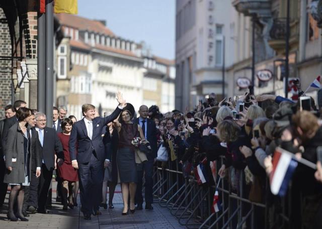 Los reyes de Holanda, Guillermo-Alejandro y Máxima, saludan al público mientras recorren las calles de Luebeck (Alemania), hoy, jueves 19 de marzo de 2015. La pareja real realiza una visita de dos días por la zona norte de Alemania. EFE/CARSTEN REHDER