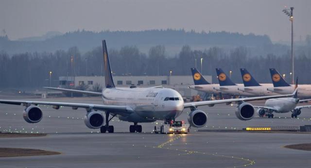 Un avión de la aerolínea Lufthansa es remolcado en el aeropuerto de Múnich (Alemania) hoy, jueves 19 de marzo de 2015. La huelga de los pilotos de Lufthansa, que obligó ayer a la compañía alemana a cancelar 750 vuelos, afecta hoy a los trayectos de larga distancia y se prolongará mañana en los recorridos de corta y media distancia, según informó el sindicato Vereinigung Cockpit (VC). EFE/Sven Hoppe