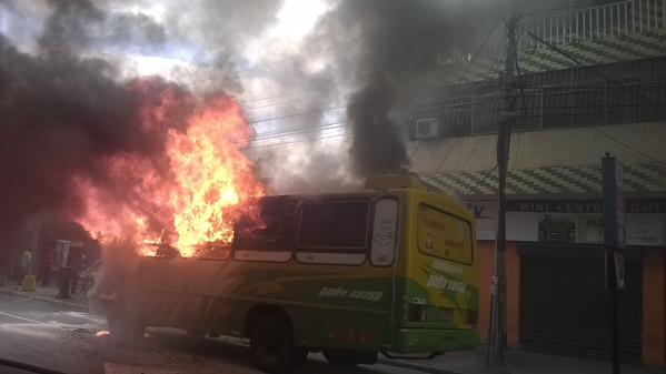 Autobús se incendió en plena avenida de Barcelona (Fotos)