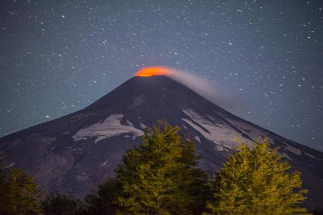 Vista general del volcán Villarrica desde Pucón (Chile). El volcán Villarrica, en el sur de Chile, expelió este lunes una nueva columna de humo y gases de unos 400 metros de altitud, lo que obligó a las autoridades a suspender las clases en las escuelas de la zona. EFE/Francisco Negroni