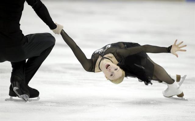  Los rusos Evgenia Tarasova y Vladimir Morozov compiten en el programa corto de los Campeonatos del Mundo de patinaje artístico en el Shangai Oriental Sports Center en Shangai (China) hoy, miércoles 25 de marzo de 2015. EFE/Tatyana Zenkovich