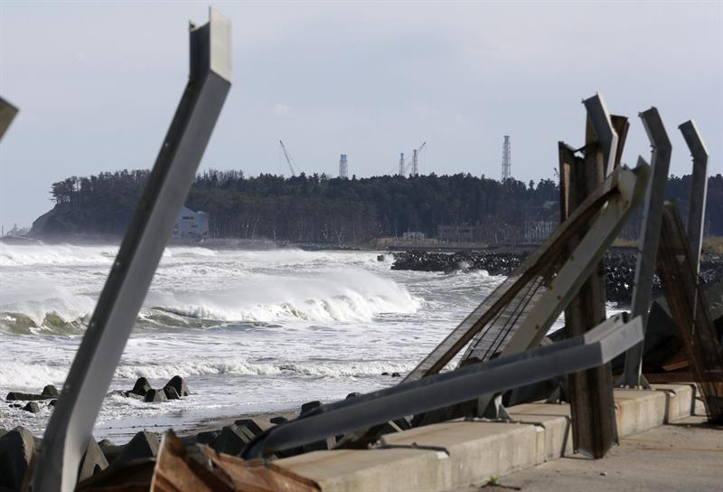 Japón considera seguro verter al mar agua acumulada en la planta de Fukushima