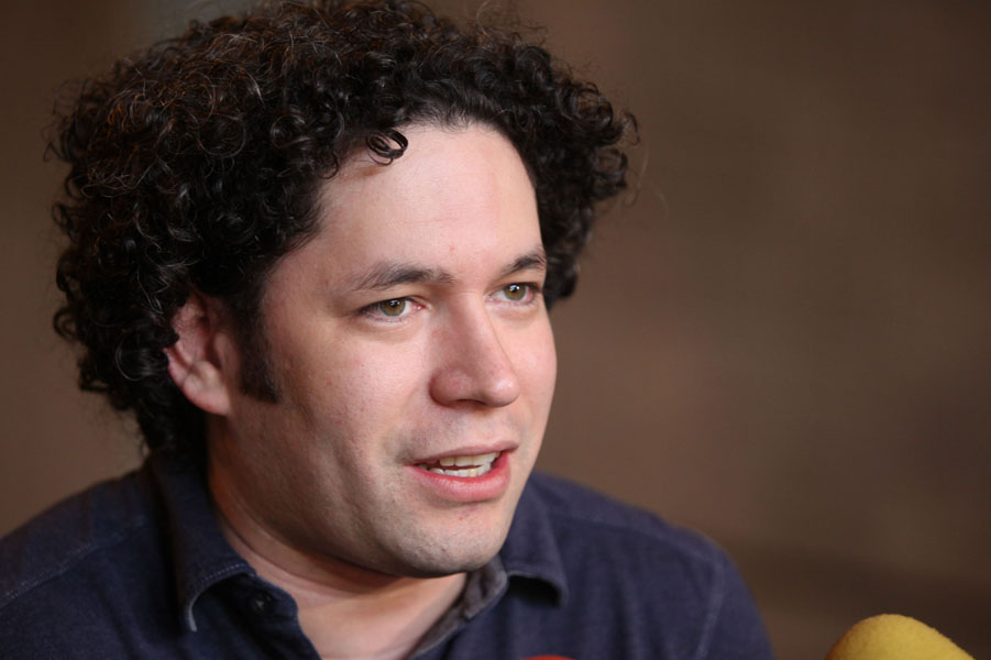 Dudamel feliz de seguir como director de la Filarmónica de Los Angeles