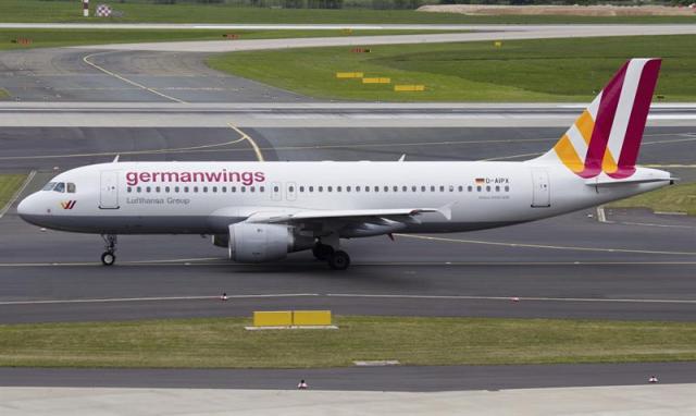 Fotografía tomada el 15 de abril de 2014 que muestra un Airbus A320 de 'Germanwings' en la pista del aeropuerto de Duesseldorf (Alemania). Un avión que efectuaba la ruta entre Barcelona y Dusseldorf se ha estrellado hoy, martes 24 de marzo de 2015, en las proximidades de Barcelonette, en los Alpes de Haute Provence (sur de Francia). Según el presidente francés, François Hollande, en el aparato viajaban 142 pasajeros y 6 miembros de la tripulación, que se teme que hayan muerto. Por otro lado, la vicepresidenta del Gobierno español, Soraya Sáez de Santamaría, aseguró que entre los pasajeros "hay 45 apellidos españoles", aunque no precisó si todos ellos tiene la nacionalidad. EFE/DOMINIK GUENTHER