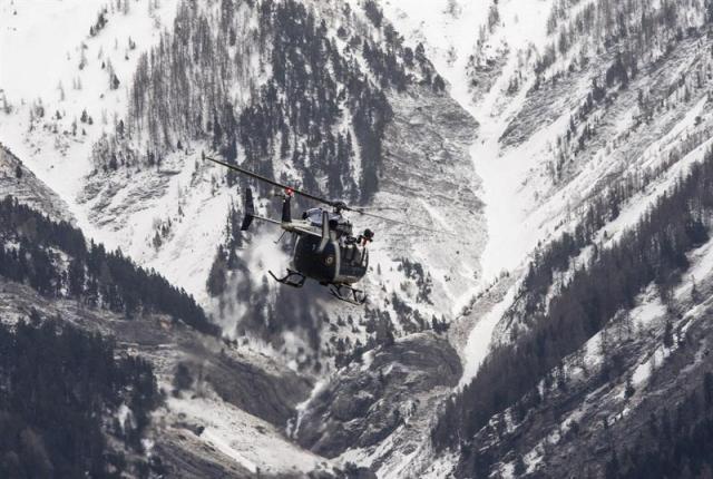  Helicópteros de la gendarmería francesa retoman la búsqueda de los cuerpos y el fuselaje del avión siniestrado en Los Alpes hoy, miércoles 25 de marzo de 2015 en Seyne Les Alpes en Francia. Los equipos de rescate han retomado hoy al amanecer las labores de búsqueda de los restos del avión de la aerolínea germana Germanwings, que se estrelló ayer en los Alpes franceses cuando efectuaba el trayecto entre Barcelona y Düsseldorf. EFE/Peter Kneffel