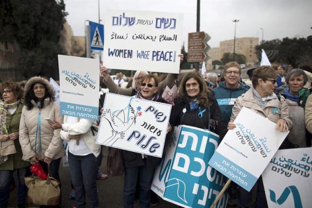 Miembros de la organización "Women Wage Peace" (mujeres hacen la Paz) participan en una marcha hacia el Parlamento en Jerusalén (Israel) hoy, miércoles 4 de marzo de 2015. Más de un millar de mujeres han participado en la marcha que comenzó en Tel Aviv mientras el primer ministro Netanyahu ofrecía su discurso en el Congreso de Estados Unidos ayer. EFE/Abir Sultan