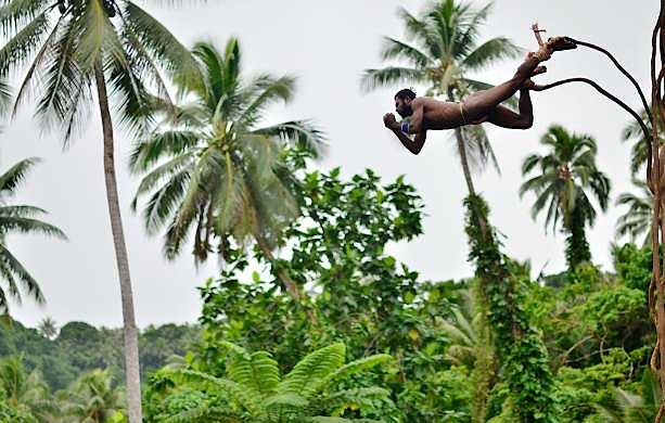 Vanuatu, donde los nativos realizan un ritual parecido al bungee jumping. Foto: Batzunga 