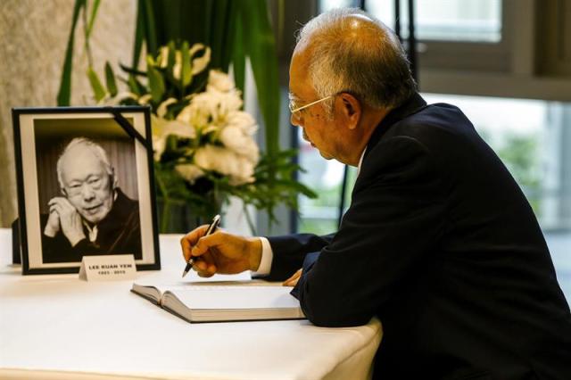 El primer ministro malasio, Najib Razak, firma en el Libro de Condolencias por la muerte del ex primer ministro y fundador de la República de Singapur, Lee Kuan Yew (en la foto), en la Embajada de Singapur en Kuala Lumpur (Malasia) hoy, martes 24 de marzo de 2015. Lee Kuan Yew falleció el lunes a los 91 años. EFE/Azhar Rahim