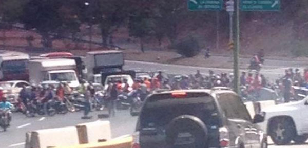 Motorizados trancan la Fajardo a la altura del Llanito por la inseguridad (Fotos)