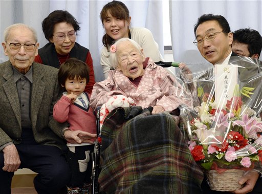 Foto: a jpaonesa Misao Okawa, de 116 años, en el centro, y reconocida como la persona viva más anciana por el libro Guinness de los Récords, posa con sus parientes y el alcalde Takehiro Ogura,a la derecha, en la víspera de su 117mo cumpleaños en Osaka, Japón / AP