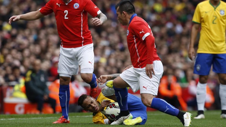 Neymar sugirió a Medel cambiarse a la UFC y el chileno le dijo teatrero