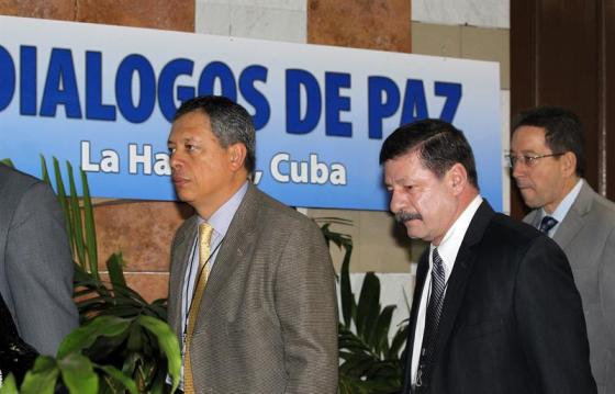 Foto: Los generales del ejército colombiano Orlando Romero y Javier Alberto Florez  llegan al Palacio de Convenciones para una nueva jornada de conversaciones de paz con las Fuerzas Armadas Revolucionarias de Colombia (FARC)  / EFE