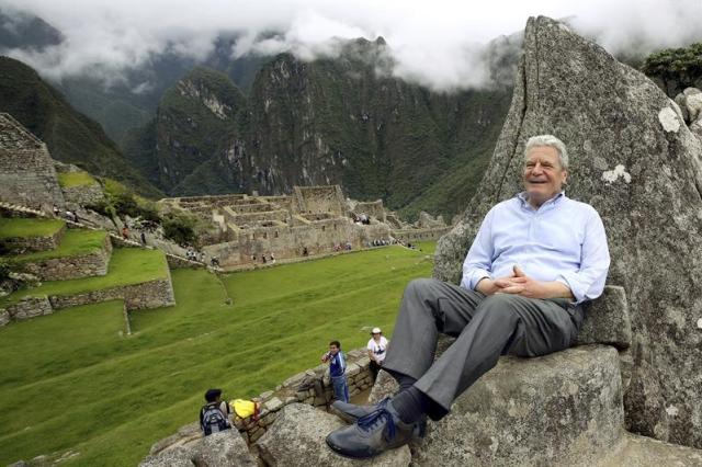  El presidente alemán, Joachim Gauck, disfruta de un momento de relax durante su visita a las ruinas incas en Machu Pichu (Perú) ayer, lunes 23 de marzo de 2015. EFE/Wolfgang Kumm