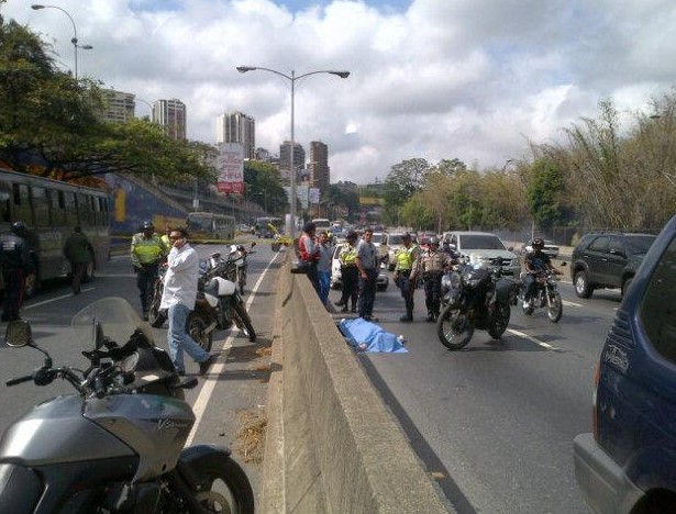 Un muerto en atraco a autobús en la autopista Prados del Este