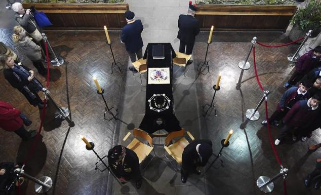 Guardias de honor rodean el ataúd del rey Ricardo III en la catedral de Leicester durante la jornada en la que los ciudadanos pueden ver su féretro en Leicester (Reino Unido) hoy, lunes 23 de marzo de 2015. Miles de personas presenciaron ayer en Leicester y sus alrededores la procesión fúnebre de un rey muerto hace más de cinco siglos, Ricardo III (1452-1485), cuyos restos fueron hallados en esta ciudad del centro de Inglaterra en 2012. EFE/Andy Rain