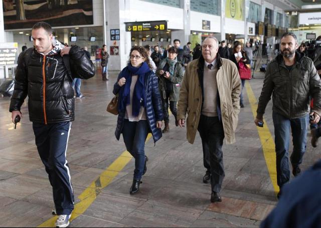 Familiares de los pasajeros del avión Airbus A 320 que se ha estrellado hoy en los Alpes Haute Provence, en el sur de Francia, a su llegada para informarse al aeropuerto de Barcelona de donde había despegado con destino a Dusseldorf con 148 personas a bordo, entre pasajeros y tripulación. EFE/Alejandro García