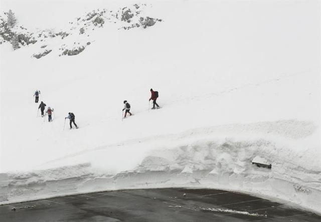 Varias personas avanzan por la nieve en el puerto de Belagoa, en Navarra es una de las comunidades que celebra la festividad del día del Padre y destino más demandado por los viajeros rurales para este puente, con casi la mitad de sus alojamientos ocupados estos días. EFE/Jesús Diges