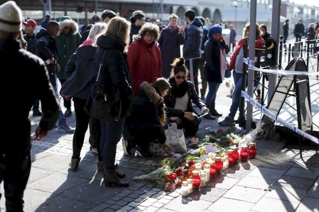 Varios ciudadanos dejan flores y velas en memoria de las víctimas en Gotemburgo (Suecia) hoy, jueves 19 de marzo de 2015. Dos personas han muerto y otras ocho han resultado heridas, tres de ellas de gravedad, en un tiroteo registrado anoche en un restaurante en Gotemburgo, un suceso que la policía vincula con la lucha entre bandas en esta localidad sueca. EFE/Adam Ihse