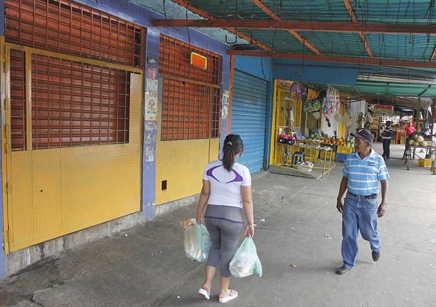“Rateros” mantienen en zozobra a comerciantes de mercado El Gallo en San Félix