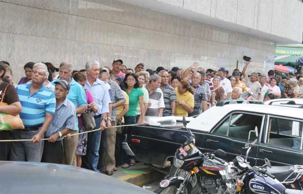 Adultos mayores denuncian trato no preferencial en las colas