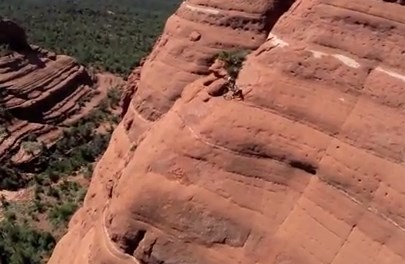 ¡Impresionante! ciclista arriesga su vida al pasar por el borde de un abismo (Video)