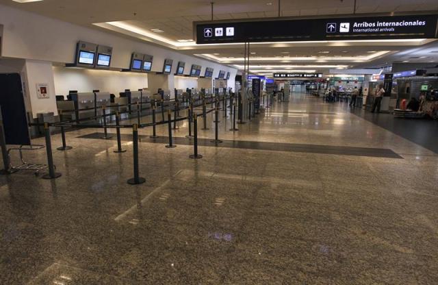 Vista interior del aeropuerto de Aeroparque de la ciudad de Buenos Aires, que no está operando hoy, martes 31 de marzo de 2015. Las principales ciudades argentinas se paralizaron hoy por la huelga convocada por sindicatos argentinos, principalmente del transporte de pasajeros y de carga, para exigir al Gobierno cambios en el impuesto que grava los salarios. Los trenes, autobuses y el metro dejaron de funcionar a medianoche y eran muy pocos los taxis que circulaban a primera hora por Buenos Aires y también en grandes capitales provinciales como Rosario, Córdoba y Mendoza. EFE/David Fernández