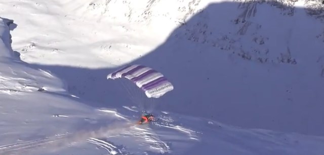 Video: Nunca saltar al vacío en una moto de nieve ¡a menos que vuele! (como esta)