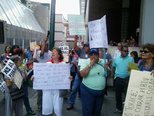 Trabajadores del BIV buscan opciones frente al cierre de la institución (Fotos)