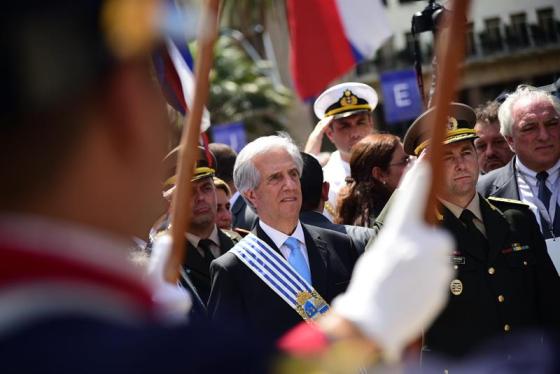 Foto: El nuevo mandatario uruguayo, Tabaré Vázquez, integrante de la coalición izquierdista Frente Amplio, asiste hoy, domingo 1 de marzo de 2015, a la ceremonia de traspaso de mandato en la Plaza de la Independencia de Montevideo (Uruguay). Mujica pidió al pueblo uruguayo "que haga todo lo posible" para apoyar al Gobierno de Vázquez /  EFE