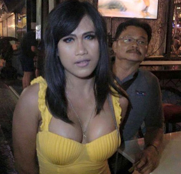 Travesti ataca a  mujer con un tacón de aguja (Foto)