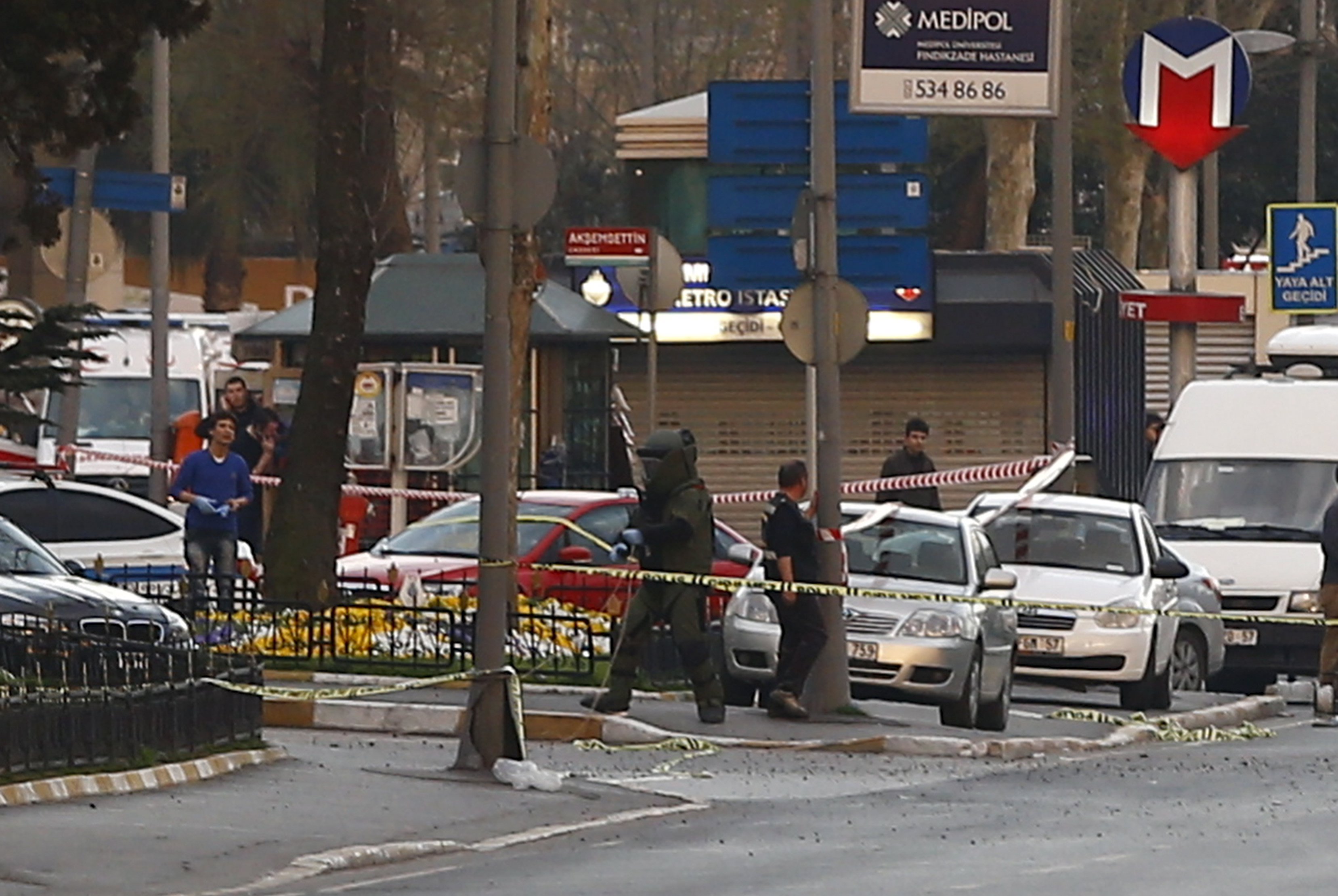 Una asaltante muerta y un policía herido en un ataque a comisaría de Estambul