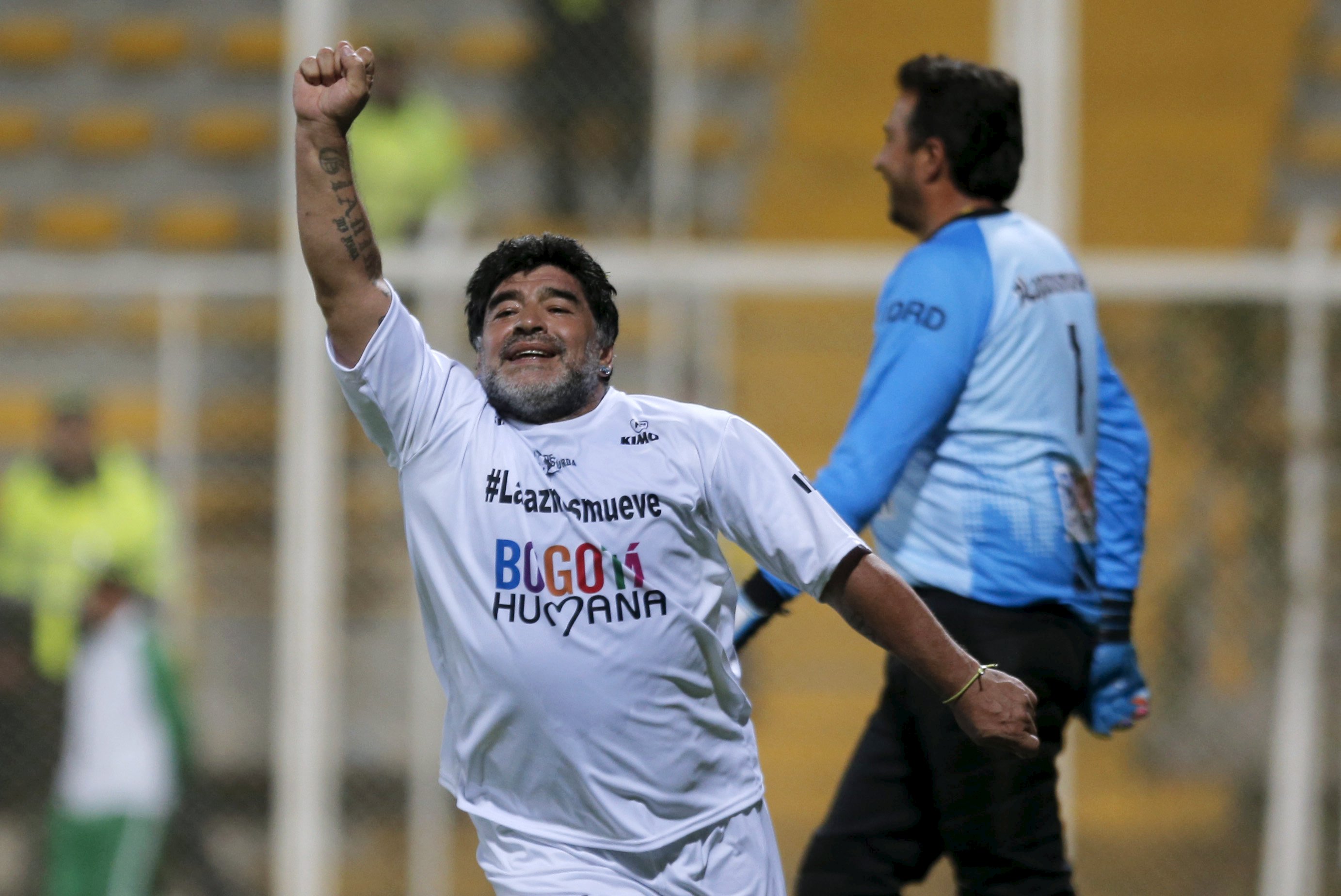 Los manotazos, empujones y patadas de Maradona tras partido por la paz (video)