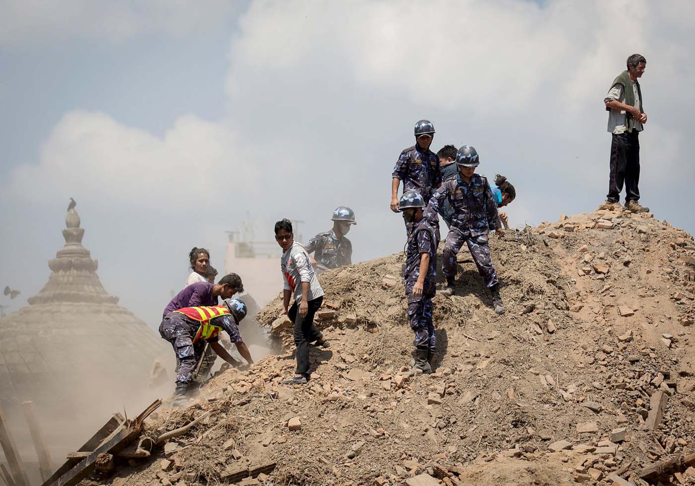 Más de 4.000 muertos por terremoto en Nepal, sobrevivientes inician éxodo