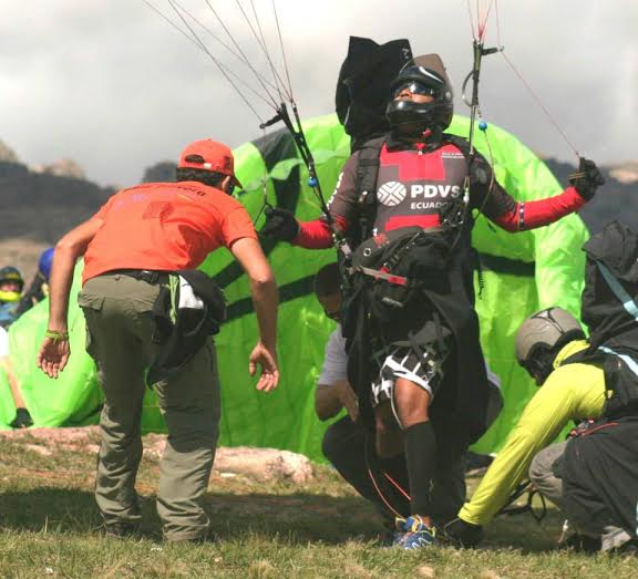 Allly Palencia brilla en primeras mangas de la Copa del Mundo de Parapente