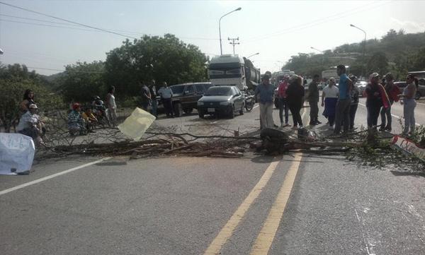 Cerrada vía a El Tocuyo como protesta por falta de agua y transporte