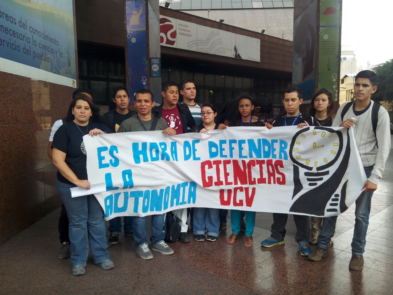 Estudiantes de la UCV denuncian posible cierre de las escuelas de química y biología