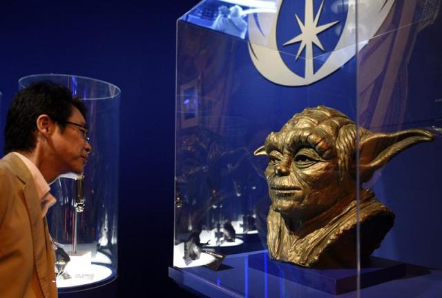 Un visitante observa un busto de Yoda durante el pase de prensa previo a la inauguración de la exposición "Visiones de la Guerra de las Galaxias" en Tokio (Japón) hoy, martes 28 de abril de 2015. La muestra, que reúne una colección de objetos y piezas artísicas de la saga, permanecerá abierta al público del 29 de abril al 28 de junio. EFE/Franck Robichon