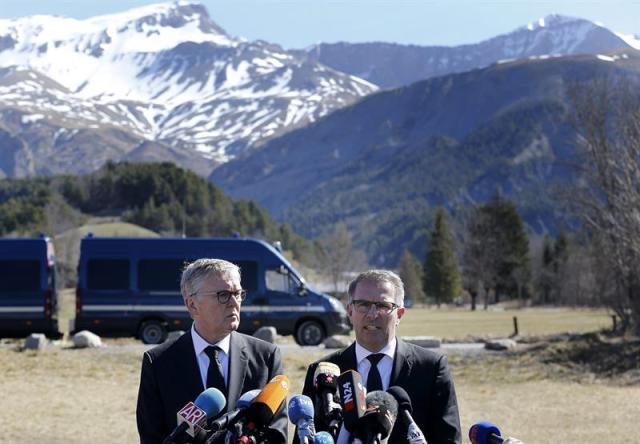  El presidente de Germanwings, Thomas Winkelmann (izq), y el responsable de Lufthansa, Carsten Spohr (dcha), dan una rueda de prensa tras visitar el monumento conmemorativo a las víctimas de la tragedia en Le Vernet (Francia) hoy, miércoles 1 de abril de 2015. Spohr indicó hoy que "se necesitará tiempo" para conocer lo que pasó con el vuelo de su filial de bajo coste Germanwings que se estrelló en los Alpes franceses el pasado día 24. EFE/Sebastien Nogier