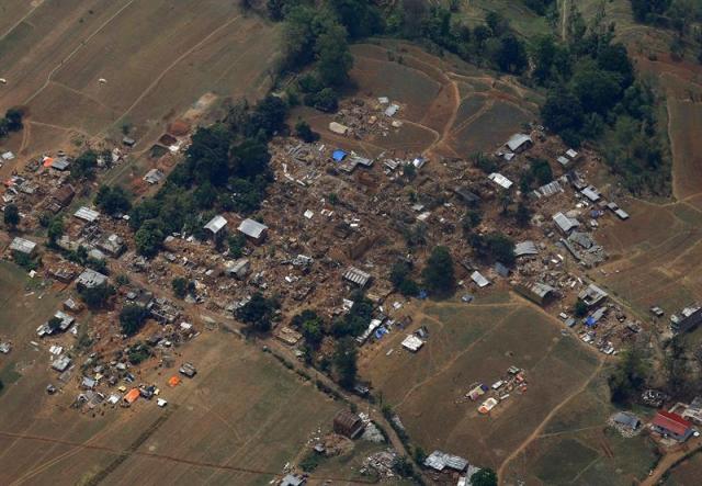 Vista aérea de varios pueblos afectados por el terremoto en el distrito de Sindhupalchwok, a 75 kilómetros de Katamandú (Nepal) hoy, miércoles 29 de abril de 2015. Sindhupalchwok es una de las zonas más afectadas por el seismo del pasado sábado ya que se han registrado más de 1.260 muertos y 416 heridas. EFE/Narendra Shrestha