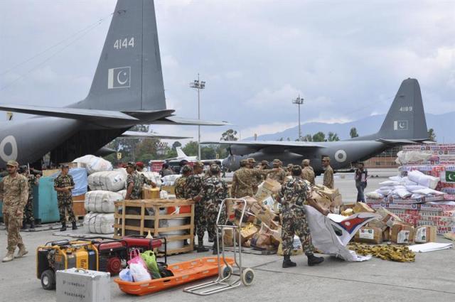 Fotografía distribuida por las relaciones públicas del Ejército (ISPR) hoy, martes 28 de abril de 2015, por las relaciones públicas del Ejército (ISPR) de Nepal que muestra a soldados durante el proceso de descarga de ayuda humanitaria enviada por Pakistán para los damnificados por el terremoto en Nepal, en el aeropuerto internacional Tribhuvan en Katmandú (Nepal). El último recuento oficial de fallecidos por el terremoto de 7,8 grados que devastó el sábado Nepal se situó hoy en 4.349, una cifra que empieza a estabilizarse después del rápido ascenso de muertos que se produjo durante los primeros días. EFE/Ispr