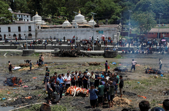 Isabel II conmocionada por la pérdida de vidas en Nepal