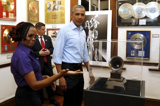 Obama durante su recorrido en el museo Marley